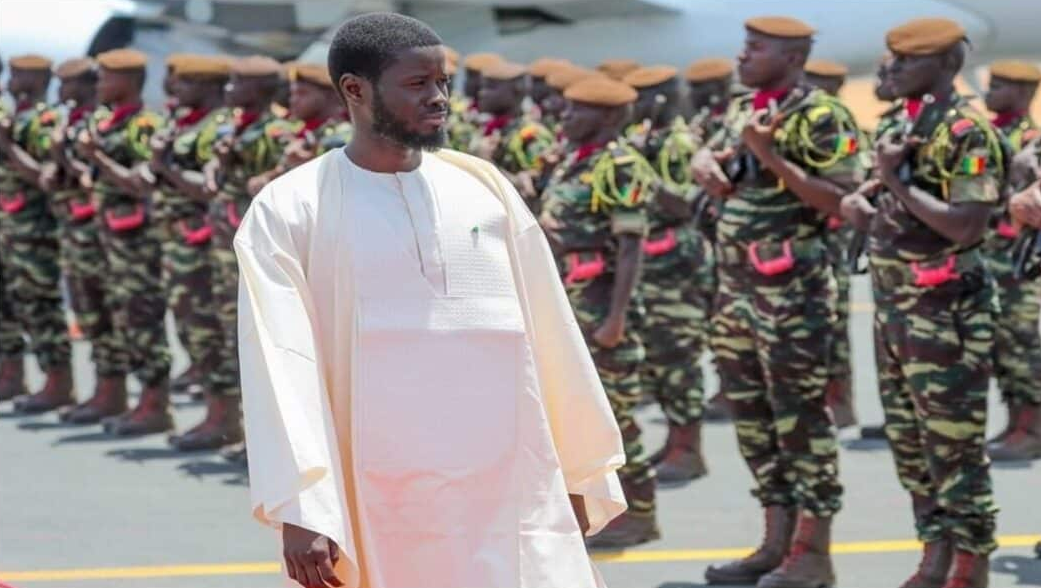 L’ancien militaire français Ripert Patrice insulte Diomaye devant un gendarme sénégalais en tenue