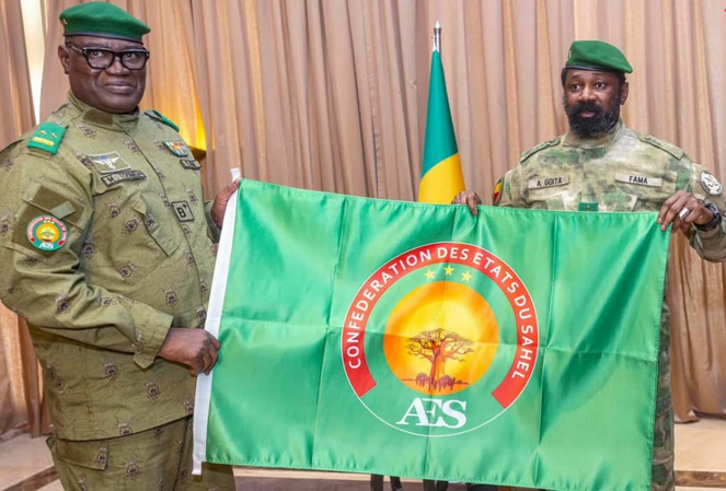 Mali Assimi Goïta reçoit le nouveau drapeau de l'AES