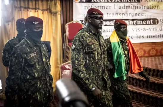 Guinée : Mamadi Doumbouya retire les permis de 50 sociétés minières